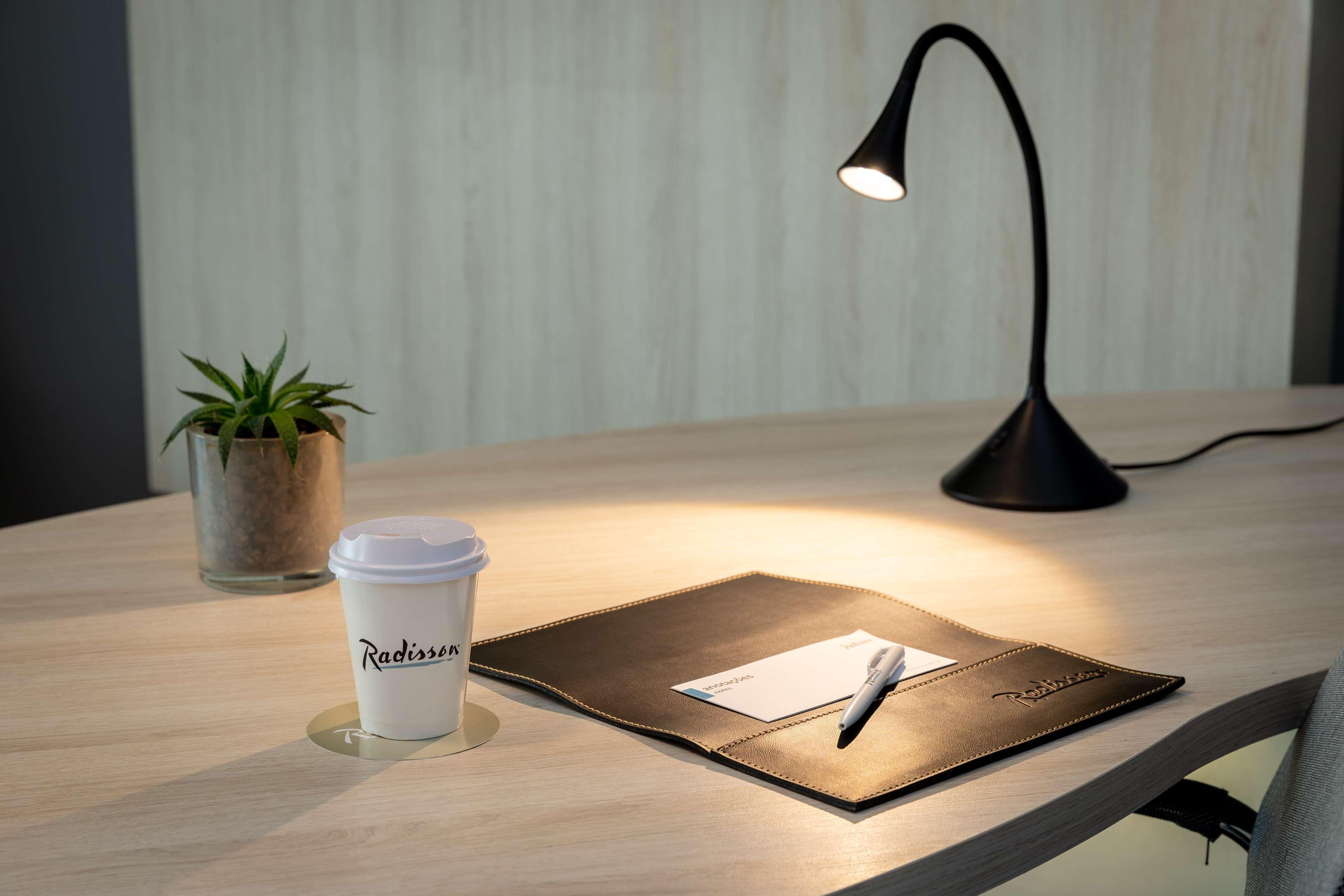 Radisson Oscar Freire Hotell São Paulo Eksteriør bilde A desk lamp