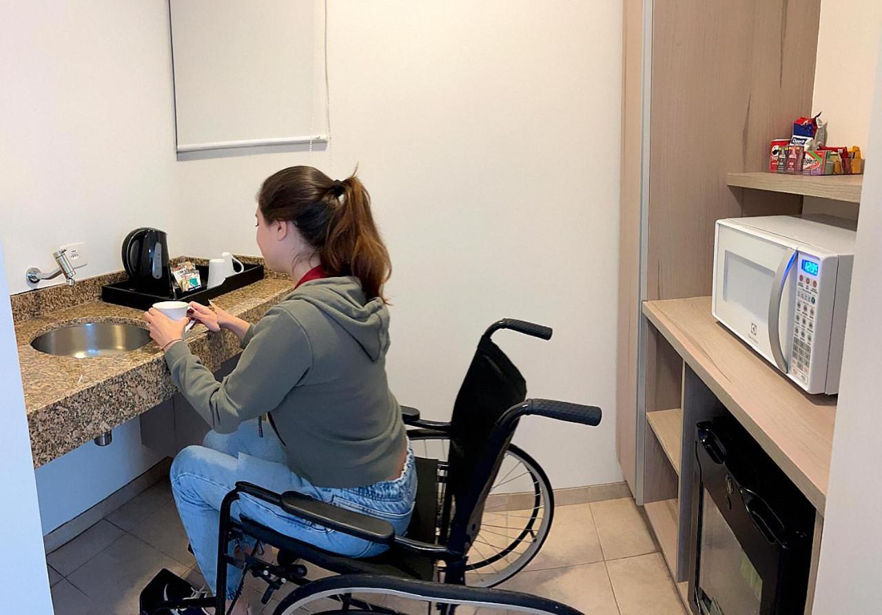 Radisson Oscar Freire Hotell São Paulo Eksteriør bilde A disabled woman in a wheelchair using a microwave oven