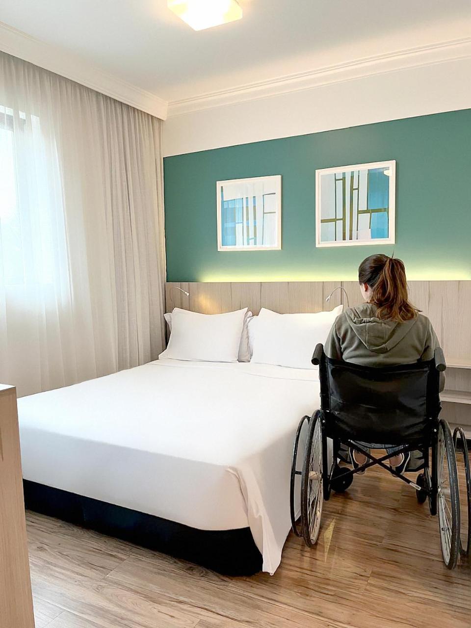 Radisson Oscar Freire Hotell São Paulo Eksteriør bilde A disabled woman in a wheelchair in a hotel room