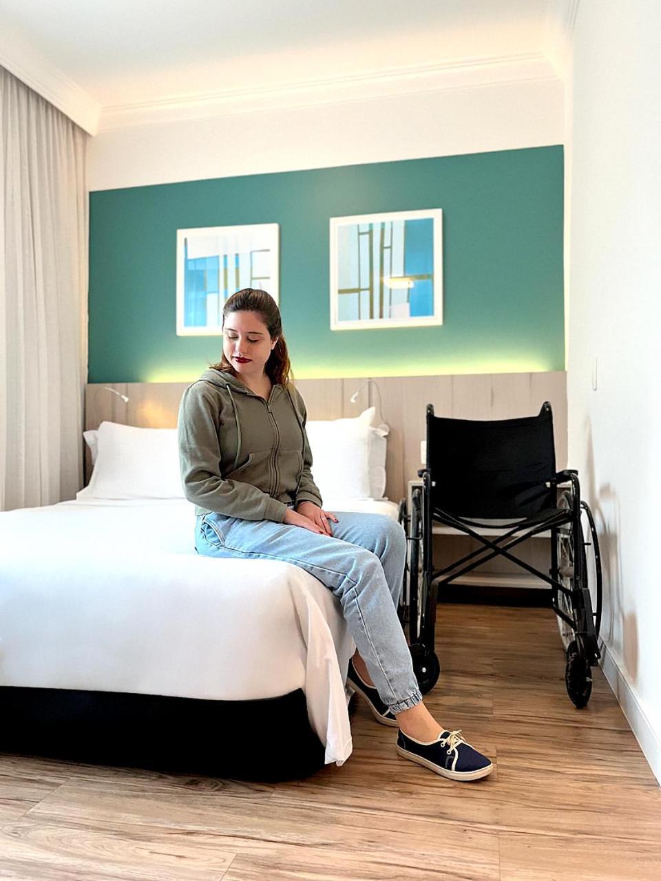 Radisson Oscar Freire Hotell São Paulo Eksteriør bilde A disabled woman in a hotel room